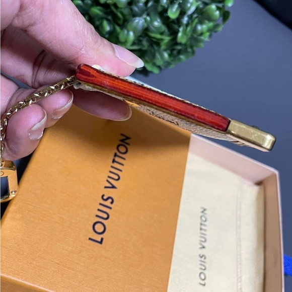 For Sale this Authentic Louis Vuitton Muliticolore keypouch in Blanc! - Picture 5 of 7